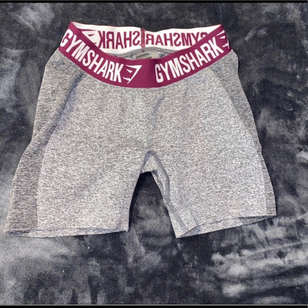 Gymshark Flex shorts gray/maroon